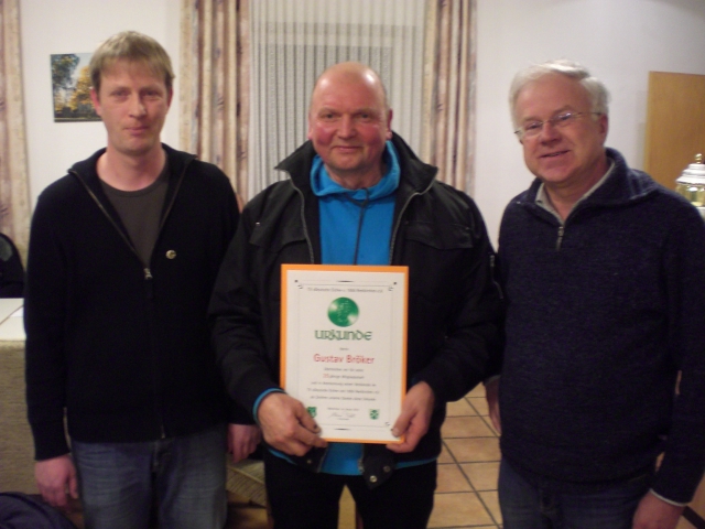 Marcus Tölle (li.) und Rolf Stodieck (re.) übergaben die Ehrenurkunde sowie die silberne Vereinsnadel an Gustav Bröker. cimg7000